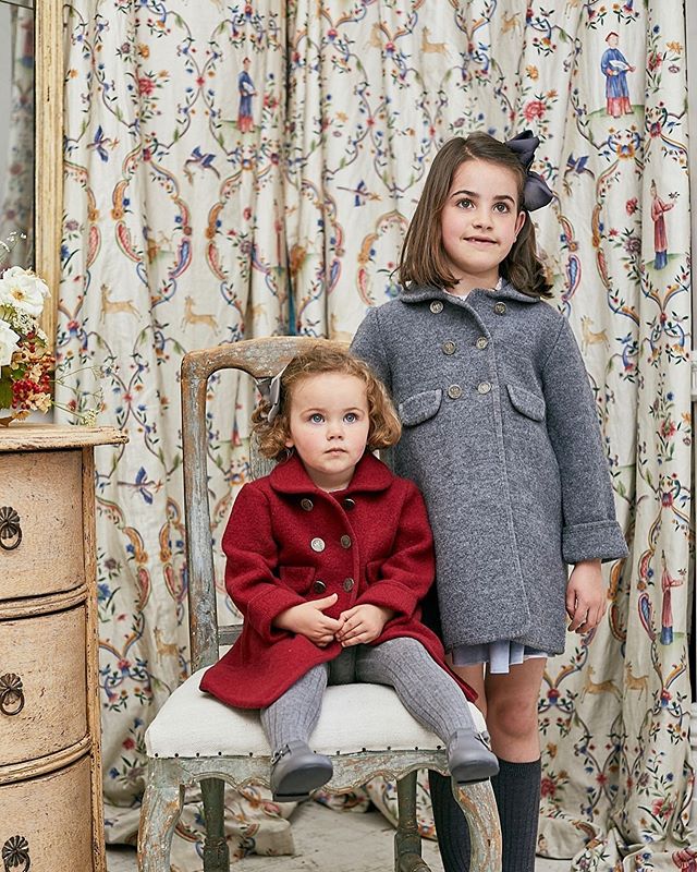 Amaia Kids ♥We Love Razorbil Coat♡ 英国王室シャーロット王女ご着用で一躍有名になったコート。﻿﻿写真左: バーガンディ (シャーロット王女とお揃い)﻿写真右: グレー﻿﻿どれもお洒落な色味。長く着られる商品だからこそ、どの色を選ぶか悩むところです。﻿﻿お生地は丈夫で汚れも付きにくく、数年着ても型崩れがない優秀な商品です。﻿﻿男の子はジョージ王子ご着用のRedwink Jacketもございます。詳しくはウェブサイトをご覧ください。 ﻿﻿https://bonitatokyo.com﻿﻿‪#bonitatokyo #ボニータトウキョウ #アマイアキッズ #amaiakids #アマイアキッズ専門店 #インポート子供服 #海外子供服 #シャーロット王女 #キャサリン妃 #ジョージ王子 #英国王室 #イギリス王室 #女の子ママ #男の子ママ #キッズアウター #こどもふく #出産祝い