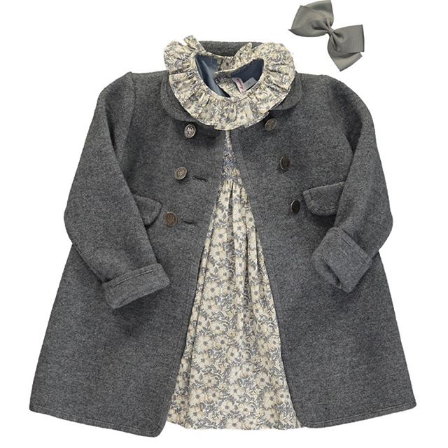 Amaia Kids ♥Be chic! シックにグレー！﻿﻿Razorbil Coatで今年の秋冬を迎えませんか？﻿﻿丈夫で汚れも付きにくい優秀なコート♡﻿﻿アマイアキッズのブランドデザイナーが幼少期にパリで流行していたコートの型を再現しました。﻿﻿今やイギリス王室のシャーロット王女にもご愛用されるまでに。﻿﻿「時代を超えて美しいデザインが愛されることはなんて素晴らしいのでしょう。」﻿﻿そう語るデザイナーの感性に、ものづくり魂は作り手の人生から生み出されているのだと感じます。﻿﻿新作入荷しています♡﻿https://bonitatokyo.com﻿﻿#bonitatokyo﻿ #ボニータトウキョウ #amaiakids #アマイアキッズ #アマイアキッズ専門店 #シャーロット王女 #キャサリン妃 #美しいデザイン #キッズアウター #女の子ママ #男の子ママ #出産祝い #阪急うめだ本店 #英国展 #うめはんママ #リバティ子供服 ﻿#lovelylondon #パリ