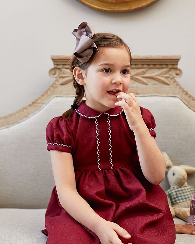 Amaia Kids ♥ウール入り素材の濃厚なお色がお上品なワンピース。お色違いのブルーはシャーロット王女もお持ちの一枚。﻿﻿今期の人気商品、残りわずかとなりましたが、是非サイズがあるかチェックしてみてください♡﻿﻿写真﻿ワンピース: Eleonore dress – Burgundy﻿ヘアクリップ: Chococookie﻿﻿日頃の感謝を込めて、セール開催中﻿12月1日(日)23:59まで一部商品20%オフ！﻿﻿「キャッシュレス・消費者還元制度」でオンラインショップにてクレジットカードご利用のお客様はお支払い金額の5%還元中︎﻿↓↓﻿https://bonitatokyo.com﻿﻿#アマイアキッズ専門店 #ボニータトウキョウ #bonitatokyo #amaiakids #アマイアキッズ #シャーロット王女 #キャサリン妃 #海外子供服 #女の子ママ #子供服 #女の子服 #ベビー服 #ベビー用品 #出産祝い #リバティプリント #むすめふく #女の子ファッション #赤ちゃんのいる生活  #子どものいる暮らし #クリスマス準備