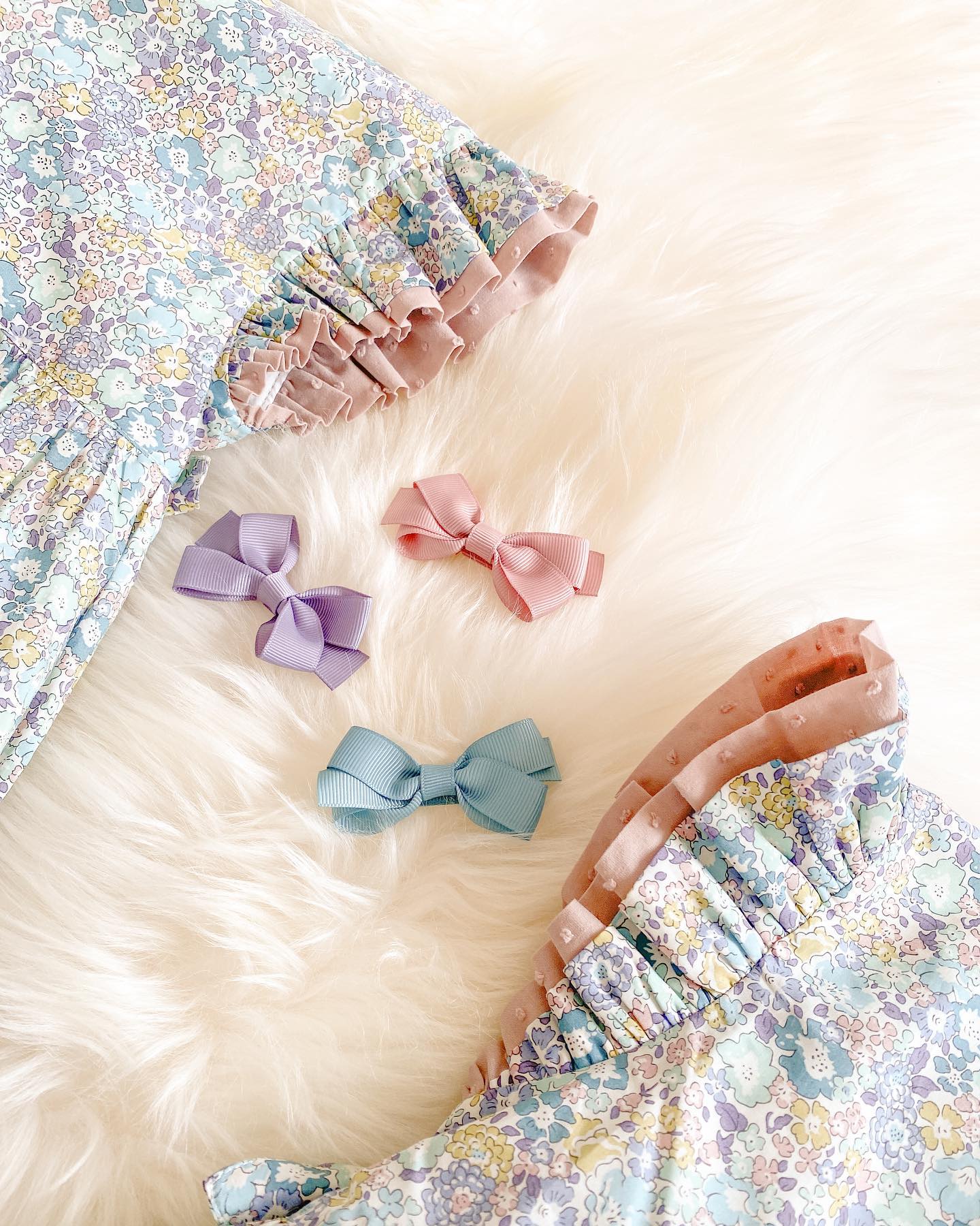 新作のリバティプリントワンピース⁡2層の袖元とフリルデザインが最高に可愛らしいのです🥰⁡風になびく姿はまさに天使のような美しさ🪽⁡新作春夏コレクションをお楽しみください⁡@amaia_japan⁡▼Online Shophttps://amaia.jp